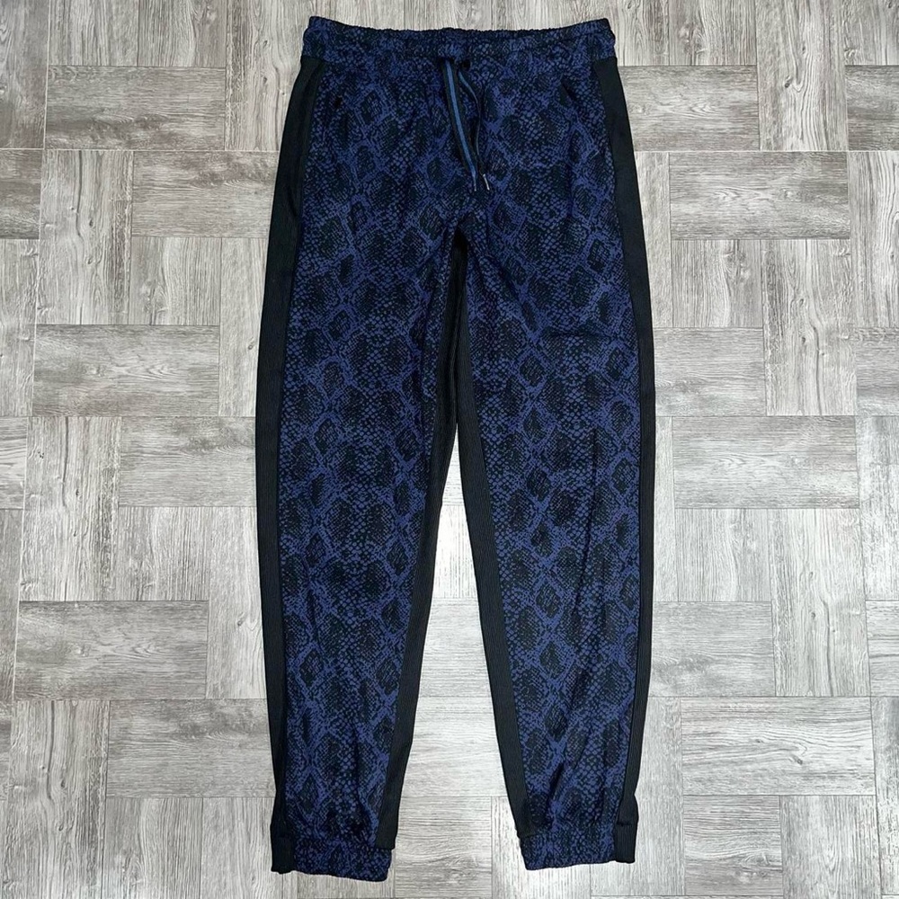 Athleta Brooklyn Jogger Size 2 - Blue & Black Snake Print